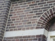 Gerestaureerde gevel van de pastorie