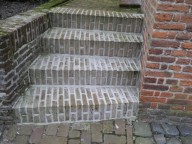 Gemetselde treden bij de kerk te Geervliet