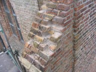 Onderhoud kerk te Geervliet afzaten steunbeer koppen